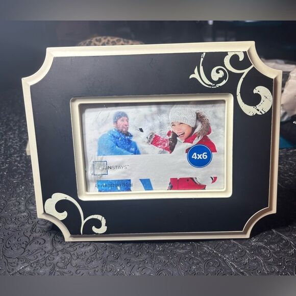 New! 4 x 6 Black Mainstays Picture Frame - Picture 1 of 3